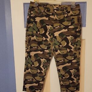 Women's Camouflage Print Capri Jeans